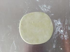 9.取刚开始切出的10克面团，揉入适量蝶豆花粉，没看错，黄＋蓝=绿，擀薄片
