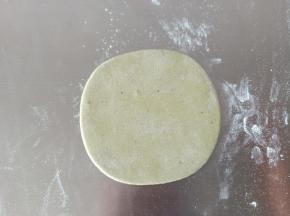 9.取刚开始切出的10克面团，揉入适量蝶豆花粉，没看错，黄＋蓝=绿，擀薄片
