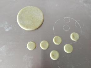 10.压出圆形来，大小跟南瓜的大小要对称
