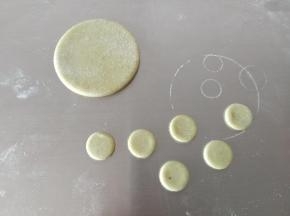 10.压出圆形来，大小跟南瓜的大小要对称
