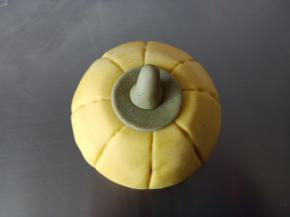 12.再捏一个南瓜蒂粘上
