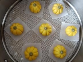 14.蒸锅放温水发酵30分钟左右，随时观察发酵状态，手指轻按慢慢回弹就可以了
