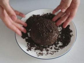 滚上奥利奥饼干碎