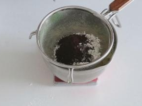 过筛加入粉类