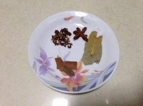 
准备香料入盒