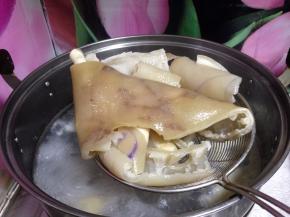 
猪皮冷水入锅加入白酒煮至开锅后5分钟，捞出控水（水要一直大开，从中间捞出肉皮）