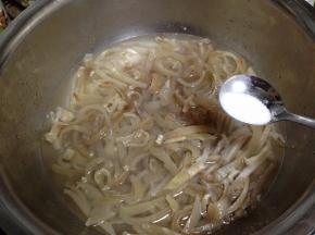 猪皮丝入盆加入盐和温水