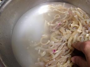 反复搓洗，去除表面的油脂和杂质（此步骤重复三次）