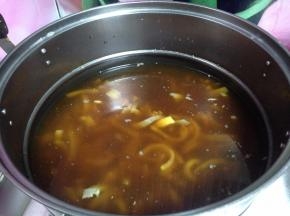 
锅内倒入肉汤和猪皮