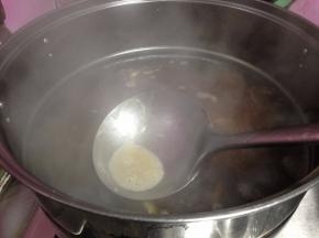 
开锅后先撇去浮沫和浮油