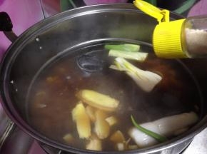 再倒入白醋、白酒、白糖，加入老抽调色
