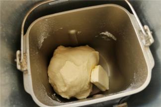 面团材料除了黄油之外全部放进面包机，揉面15分钟后，放入室温软化的黄油，再继续揉面15分钟。