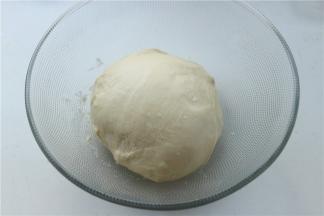 揉好的面团达到完全状态，面团上面又很多细小的气泡。放入料理盆里开始发酵。