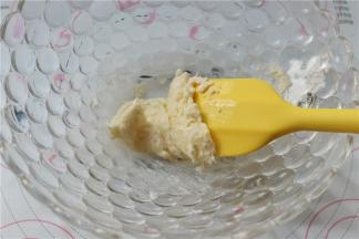 面团发酵的时候开始做椰蓉馅。先把黄油室温软化，加入砂糖拌匀。