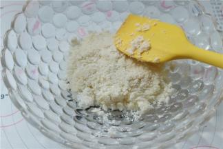 加入椰蓉拌匀，再加入适量牛奶，牛奶的量根据情况就好，只要能成团就好。