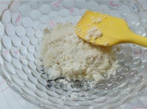 加入椰蓉拌匀，再加入适量牛奶，牛奶的量根据情况就好，只要能成团就好。