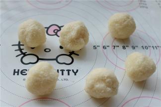 做好的椰蓉馅分成均匀的6份待用，大约每个15克。