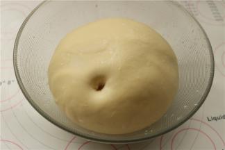 发酵大约1个小时候，面团变成2.5倍左右打，饱满有弹性，用手指可以戳出不回缩的洞。