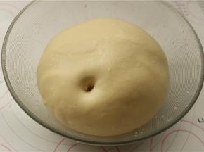 发酵大约1个小时候，面团变成2.5倍左右打，饱满有弹性，用手指可以戳出不回缩的洞。