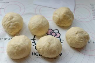 发酵好的面团移到揉面垫上，排出里面的气泡，再分成均匀的6个，每个面团大约80克。