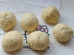 发酵好的面团移到揉面垫上，排出里面的气泡，再分成均匀的6个，每个面团大约80克。