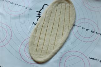 用刀子割出均匀的刀口，注意别割破下面，只要露出椰蓉馅就好。