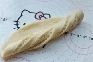 割好口的面片翻过来，卷起来成为一个卷，割口在外面。