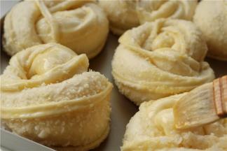 发酵之后表面刷上配方外蛋液，只刷没有椰蓉的地方就好。