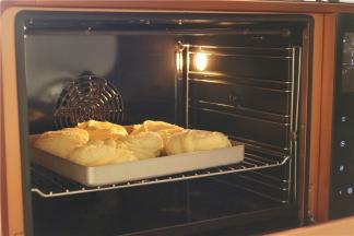 烤箱提前预热165度，中层烤20分钟，表面上色均匀。