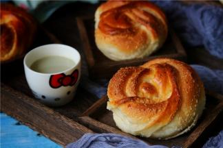 出炉后的面包晾凉后装保鲜袋保存即可。