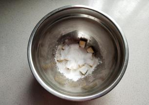 把室温软化好的黄油加入糖粉。