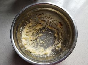 用电动打蛋器打发至蓬松发白状态。