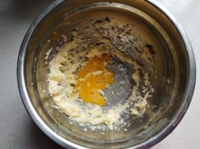 全蛋一个先打散，然后分三次加入黄油中，用打蛋器充分打发蓬松，每打发好一次再加入下一次蛋液，使蛋液与黄油充分融合。