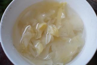 咸菜洗净切成薄片后用清水浸泡半小时