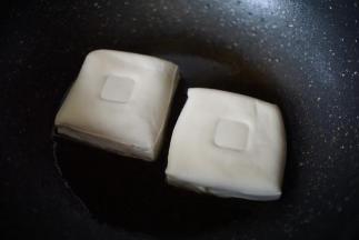 锅里热油后放入豆干煎香