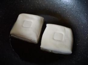 锅里热油后放入豆干煎香