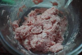 猪肉用搅拌机搅拌成泥状