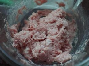 猪肉用搅拌机搅拌成泥状