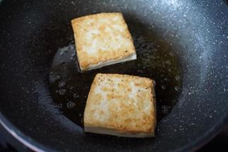 煎至表面金黄色即可