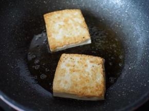 煎至表面金黄色即可
