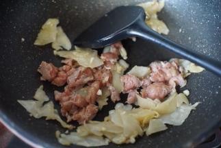 然后放入猪肉末翻炒均匀后倒出备用