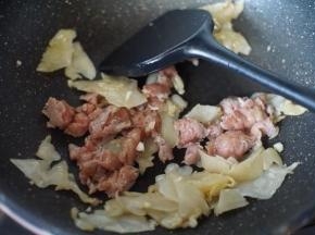 然后放入猪肉末翻炒均匀后倒出备用