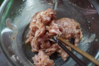 然后加入料酒、生粉、5g鸡粉、5ml美极鲜味汁和香油搅拌均匀