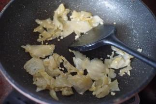 再放入咸菜炒香