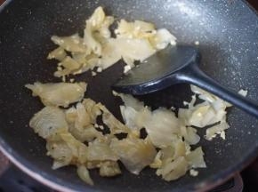 再放入咸菜炒香