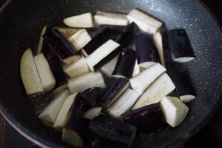 锅里放入切好的茄子，然后加入适量清水，大火烧开后转小火烧至茄子变软