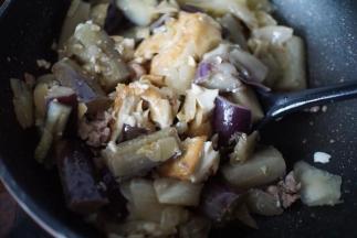 翻炒均匀，将豆干炒散开来