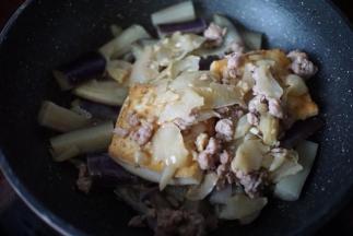 待茄子变软后放入所有的材料