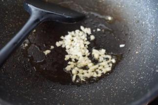 利用锅里的余油煸香蒜末
