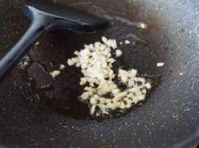 利用锅里的余油煸香蒜末